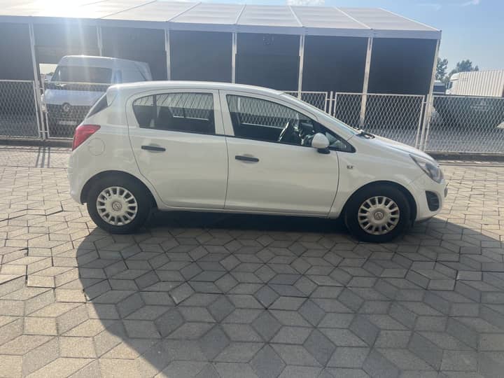 Slika prikazuje vanjski dio automobila.