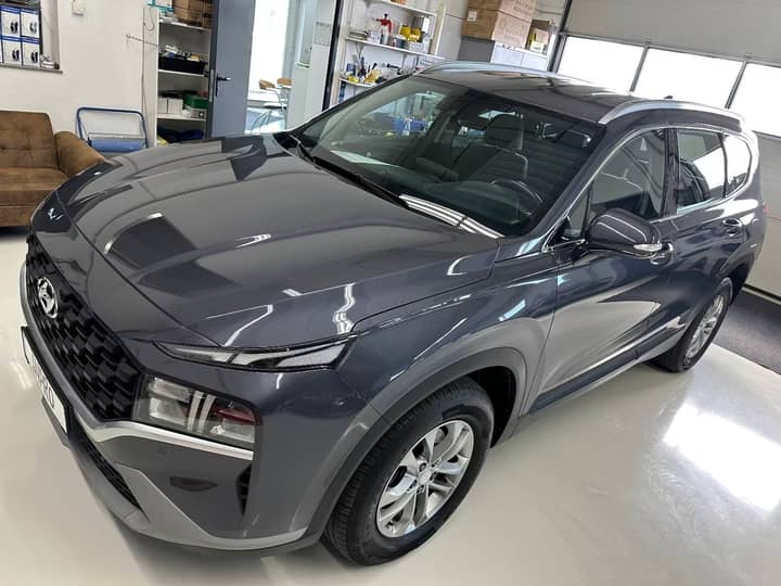 Slika prikazuje vanjštinu automobila (eksterijer).