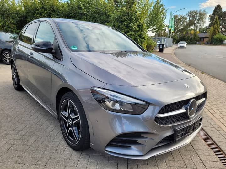 Slika prikazuje vanjski dio automobila (karoserija i kotači).