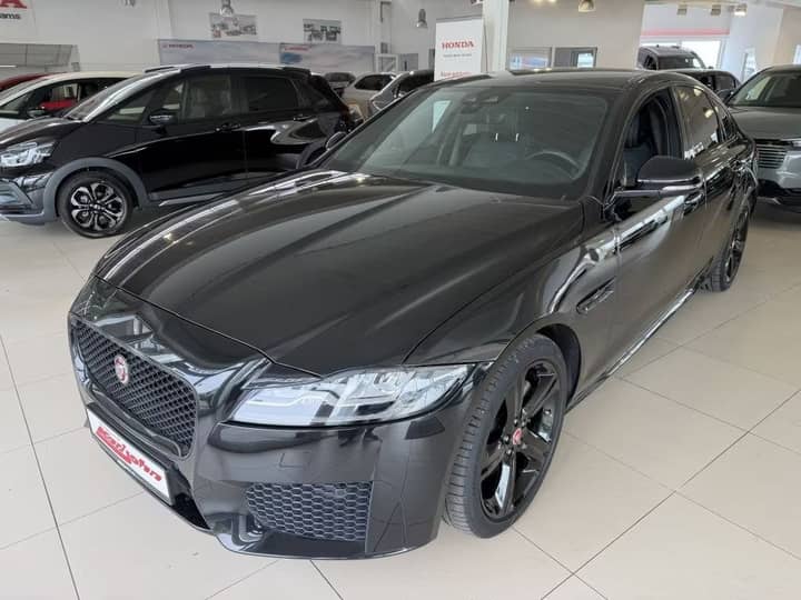 Slika prikazuje vanjski dio automobila (eksterijer).