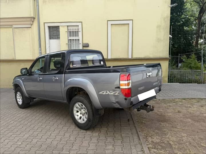 Slika prikazuje vanjštinu vozila karoserija i svjetla