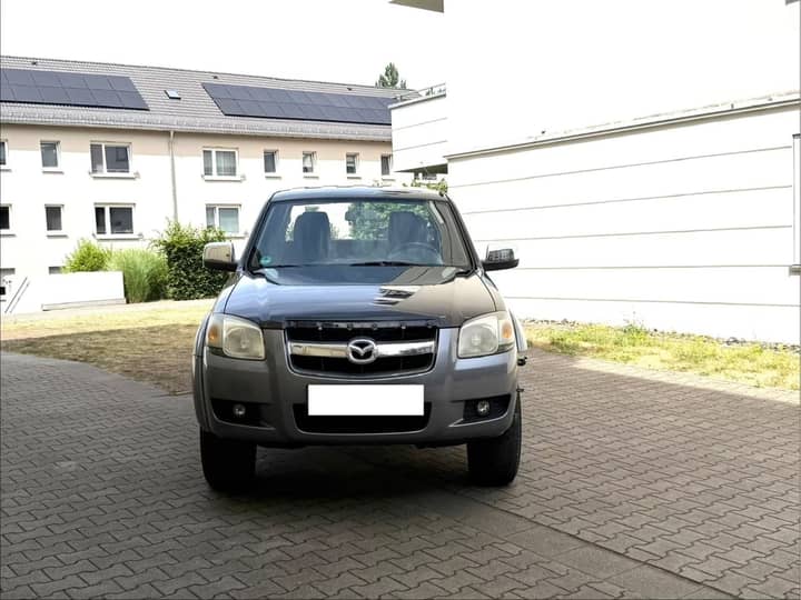 Slika prikazuje vanjsku stranu vozila (prednji pogled).