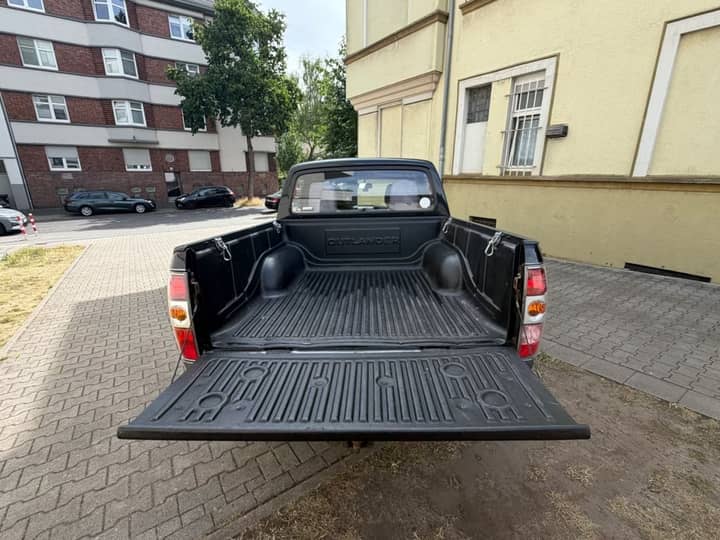 Slika prikazuje vanjski dio vozila sa otvorenim gepekom.