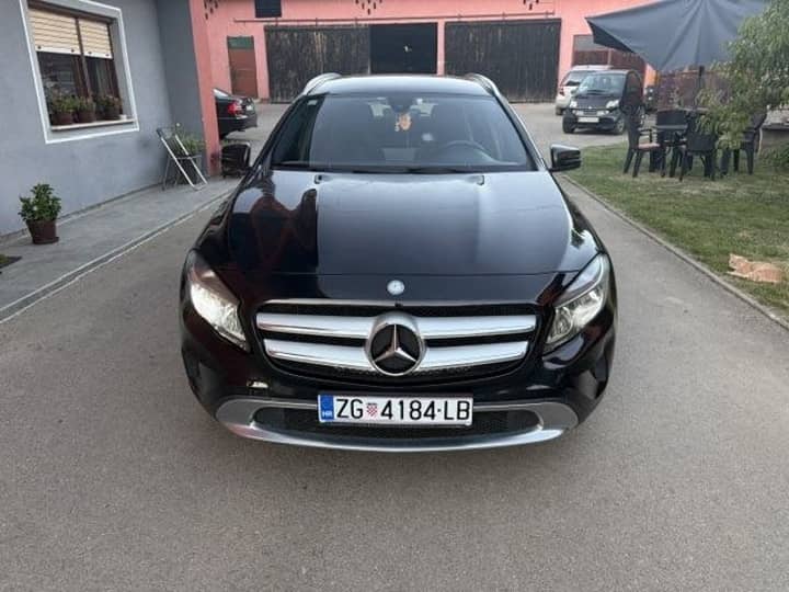 Slika prikazuje vanjski izgled vozila (prednji dio).