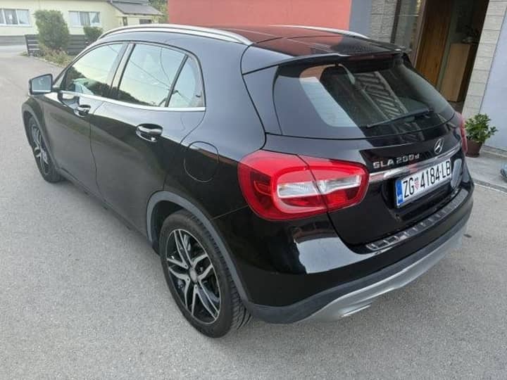 Slika prikazuje vanjštinu vozila (karoserija i stražnji dio).
