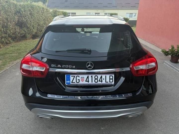 Slika prikazuje vanjsku stražnju stranu vozila.