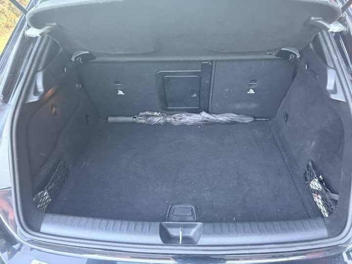 Slika prikazuje unutrašnjost prtljažnika vozila.