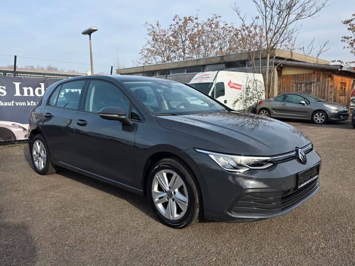 Slika prikazuje vanjsku karoseriju automobila.