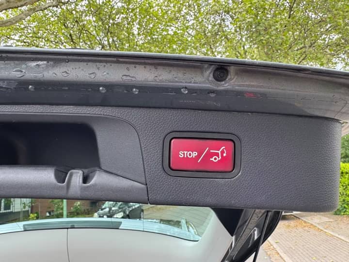 Slika prikazuje unutrašnjost vozila s gumbom STOP.