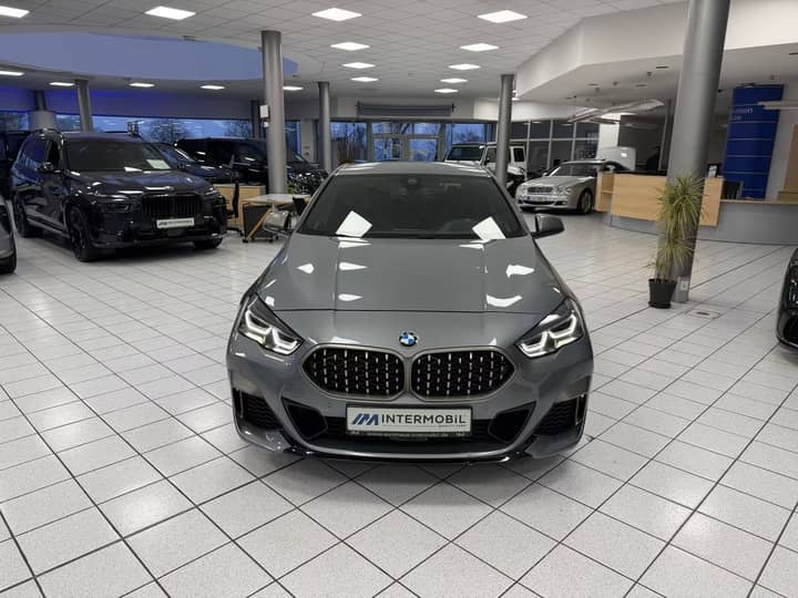 Slika prikazuje vanjsku karoseriju automobila (prednji dio).