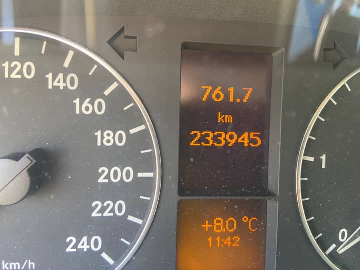 Slika prikazuje unutrašnjost vozila, instrument ploča i zaslon.
