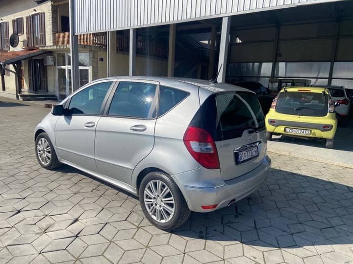 Slika prikazuje vanjski dio vozila, karoseriju i kotače.
