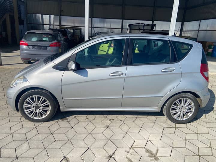 Slika prikazuje vanjsku stranu vozila (karoserija i kotači).