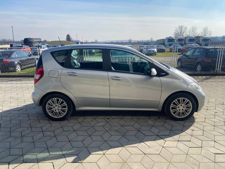Slika prikazuje vanjski dio automobila (eksterijer).