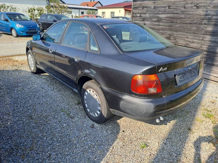 Slika prikazuje vanjsku stranu automobila (eksterijer).