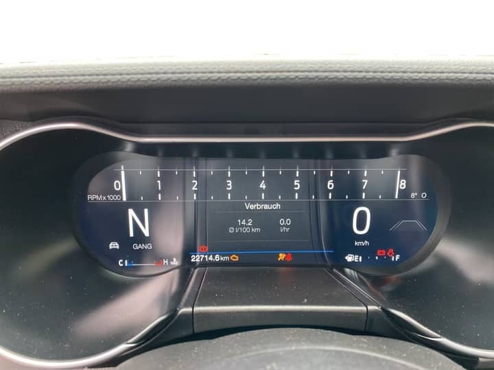 Prikazuje unutrašnjost vozila, instrument ploča i volan.