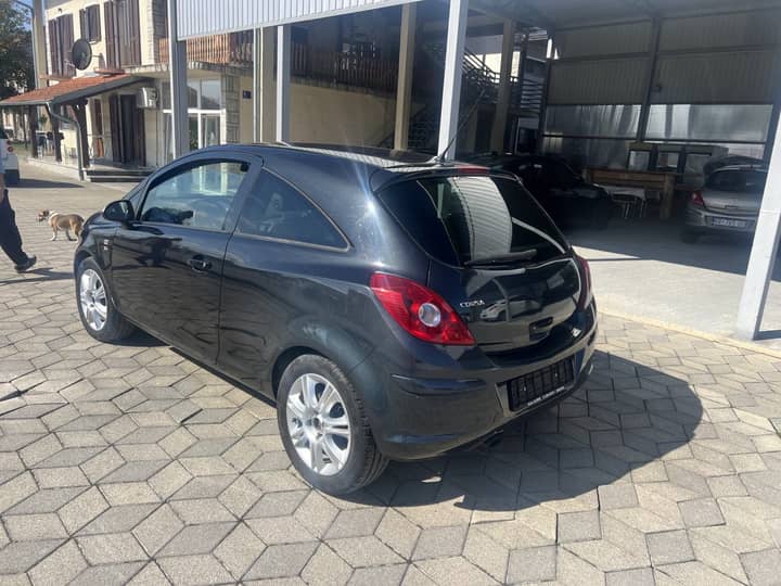 Slika prikazuje vanjštinu vozila, fokus na karoseriji i kotačima.