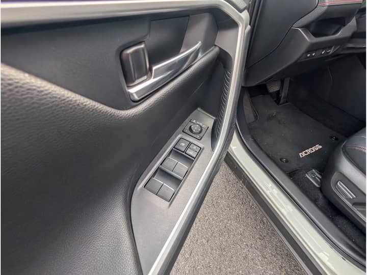 Slika prikazuje unutrašnjost vrata automobila s tipkama za prozore.