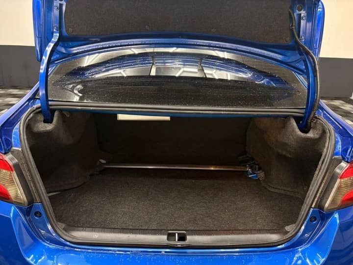 Slika prikazuje unutrašnjost prtljažnika otvorenog automobila.