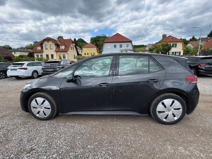 Slika prikazuje vanjsku stranu vozila (profil automobila).