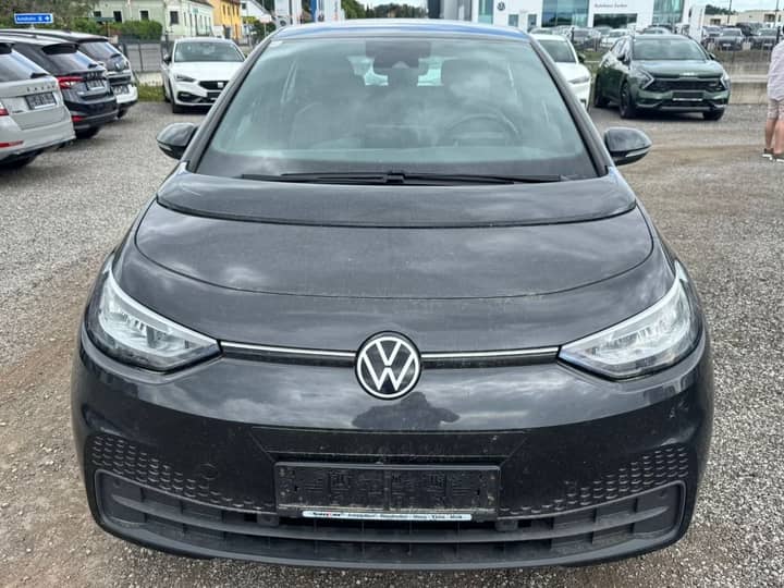 Slika prikazuje vanjštinu vozila, prednji dio.