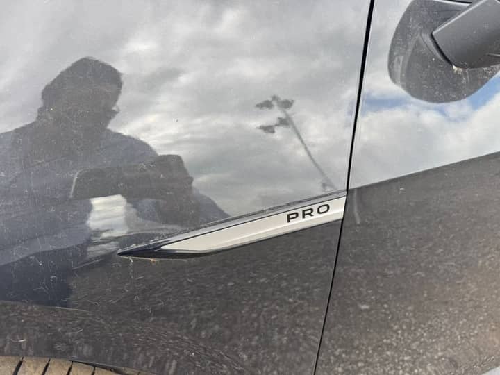 Slika prikazuje vanjski dio vozila (bočna karoserija).