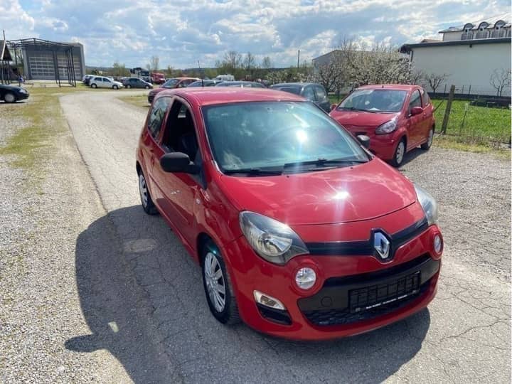 Slika prikazuje vanjsku fasadu vozila (prednji dio).