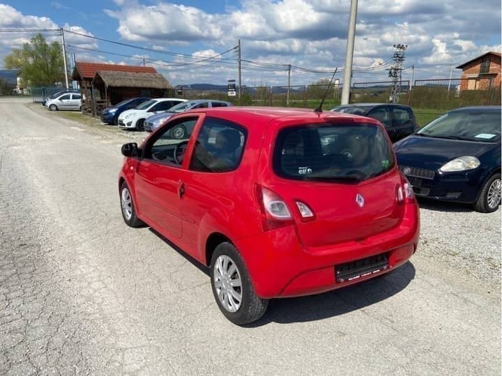 Slika prikazuje vanjštinu vozila (stražnji dio i bočna stranica).