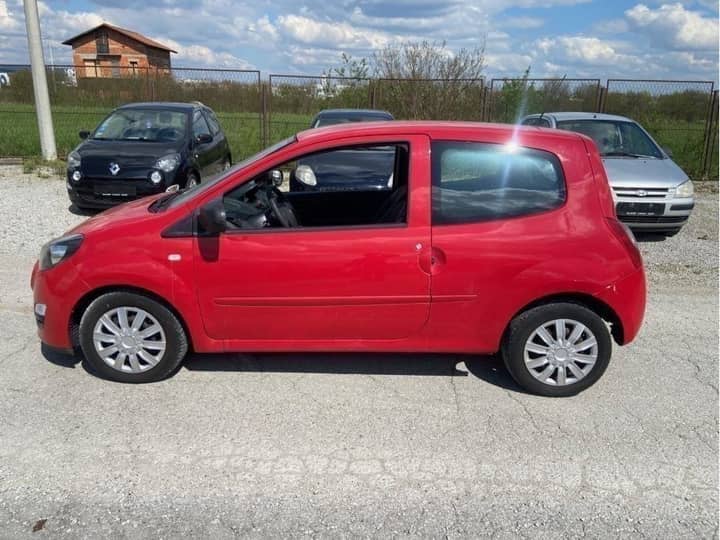 Slika prikazuje vanjsku stranu vozila (karoserija i kotači).