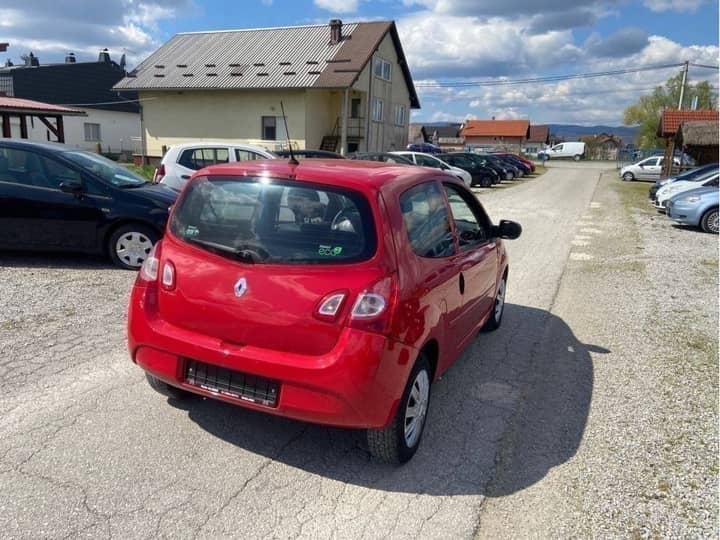 Slika prikazuje vanjštinu vozila — stražnji dio i karoserija.