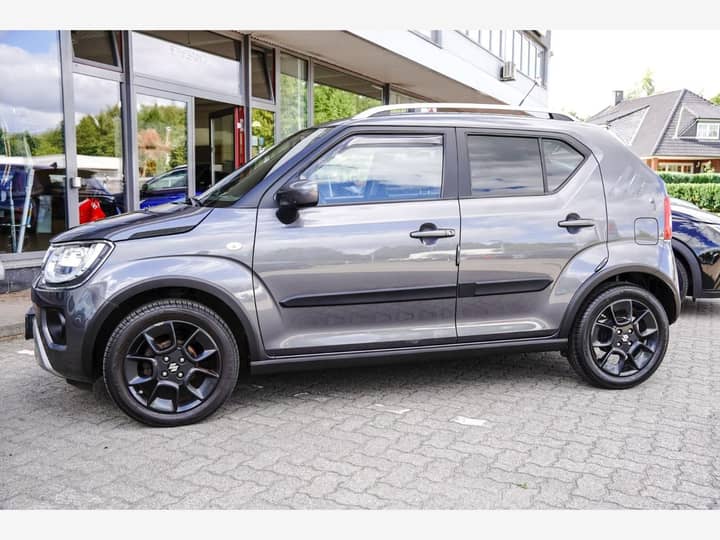 Slika prikazuje vanjsku stranu automobila (eksterijer: karoserija i kotači).
