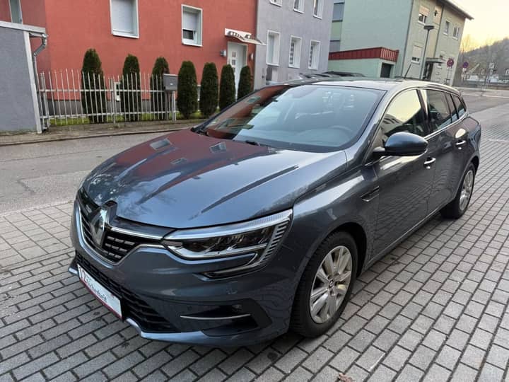 Slika prikazuje vanjsku karoseriju vozila, fokus na eksterijeru.