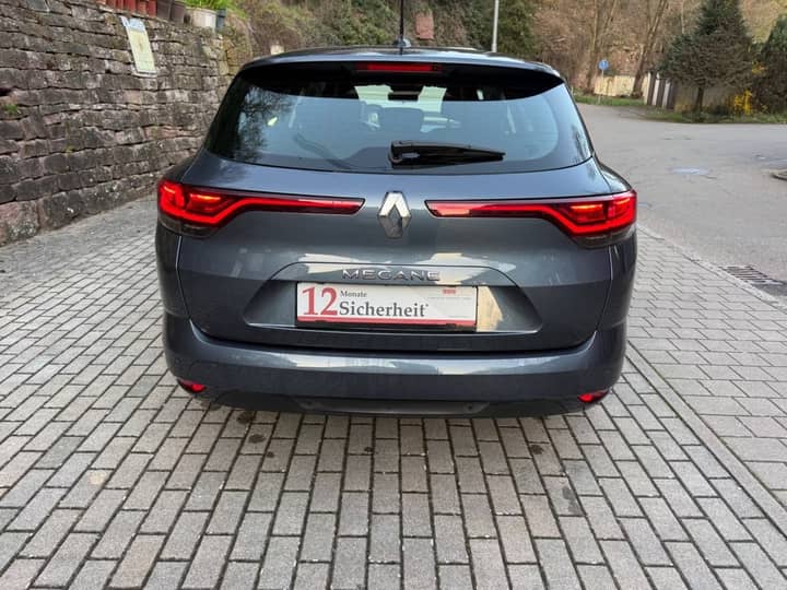 Slika prikazuje vanjski dio vozila – stražnji dio karoserije.