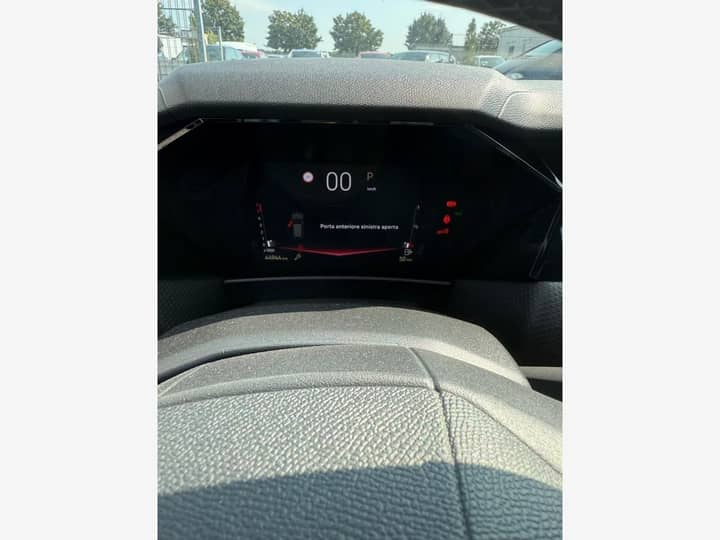 Slika prikazuje unutrašnjost vozila – instrument ploča i volan.