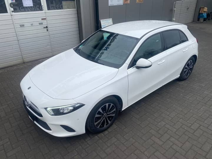 Slika prikazuje vanjštinu vozila, cijeli automobil.