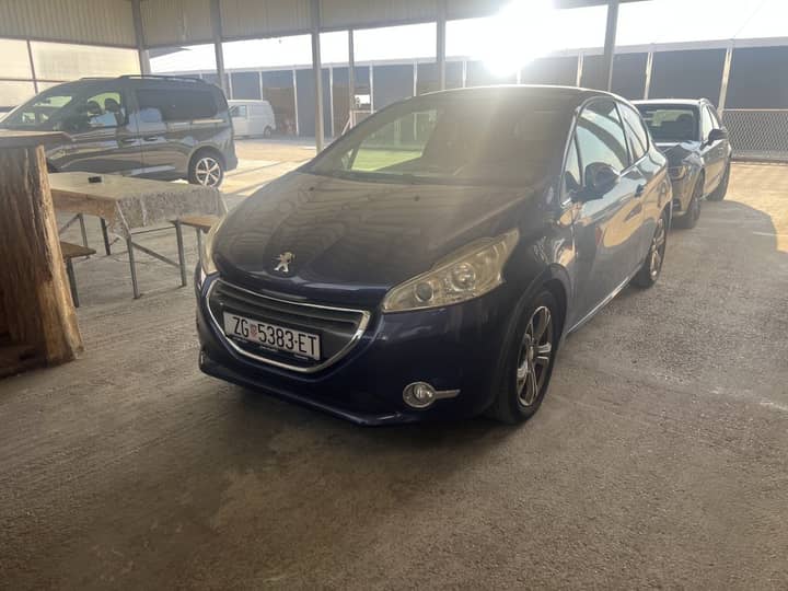 Slika prikazuje vanjsku stranu automobila.