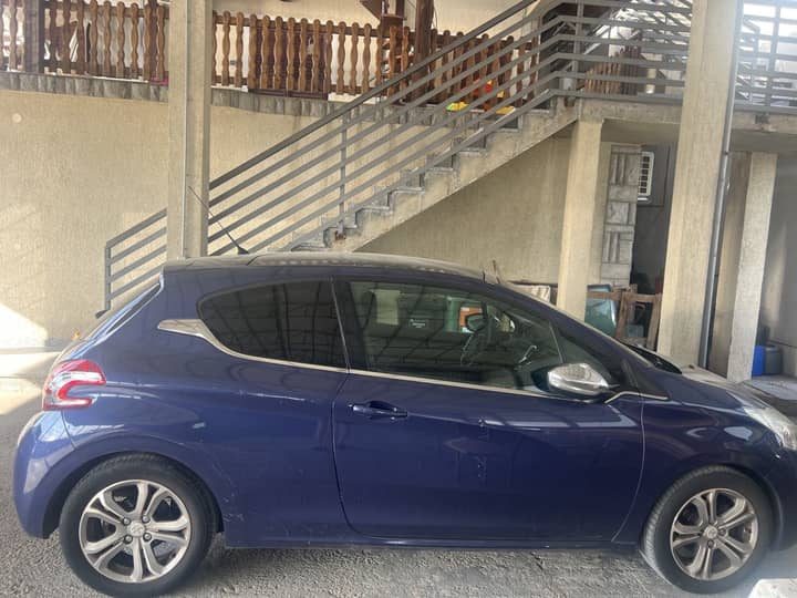 Slika prikazuje vanjsku karoseriju automobila.
