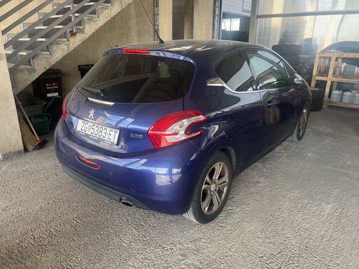 Slika prikazuje vanjštinu vozila, stražnji dio i kotače.