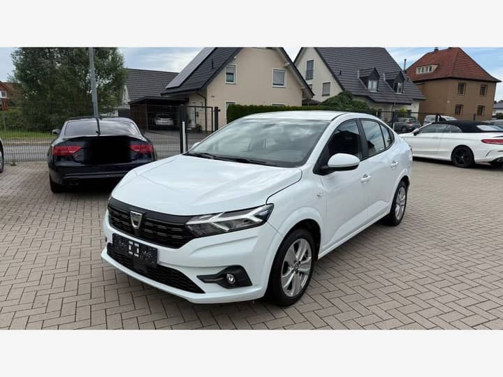 Slika prikazuje vanjsku stranu automobila (karoserija i kotači).