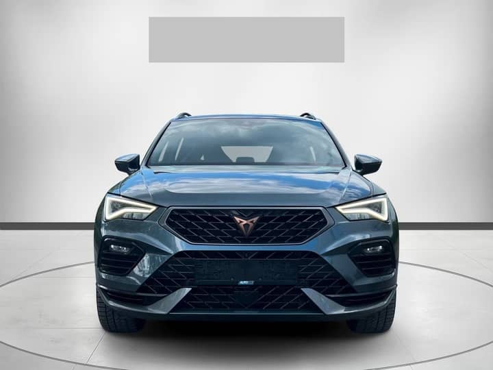 Slika prikazuje vanjsku stranu automobila s prednjim pogledom.