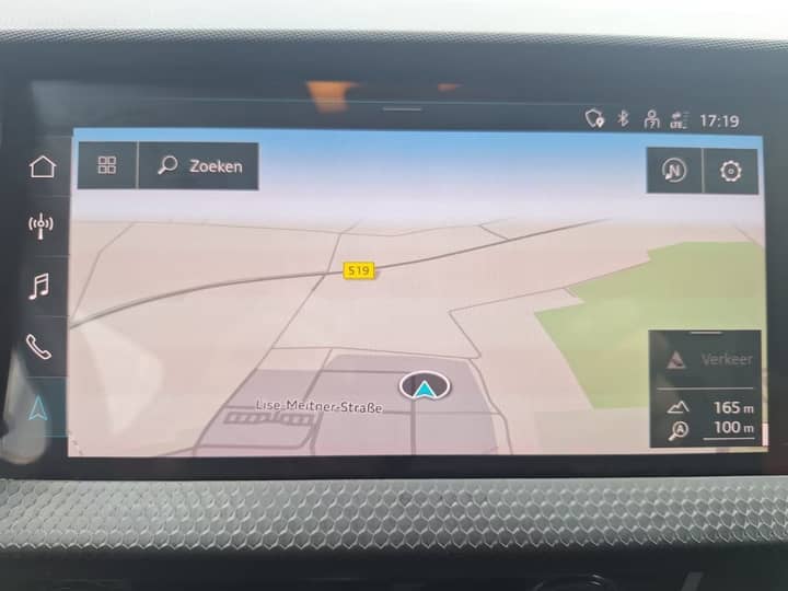 Slika prikazuje unutrašnjost vozila, zaslon navigacije.