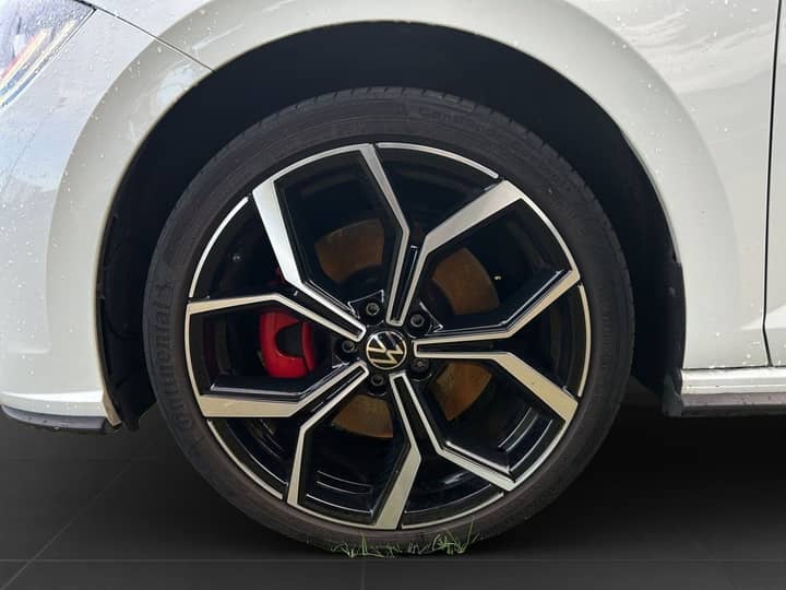 Slika prikazuje vanjsku stranu automobila – kotač s felgom.
