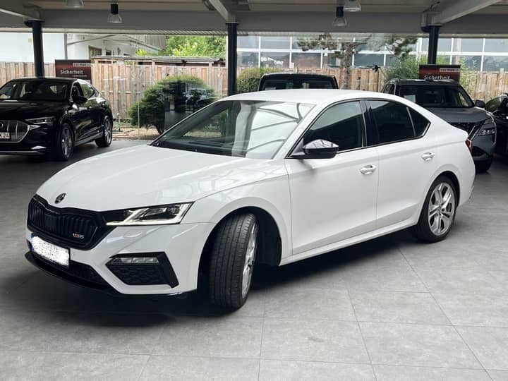 Slika prikazuje vanjštinu automobila (eksterijer).