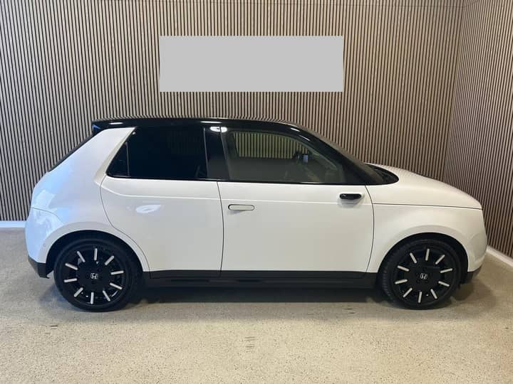 Slika prikazuje vanjsku stranu automobila (bočni prikaz).