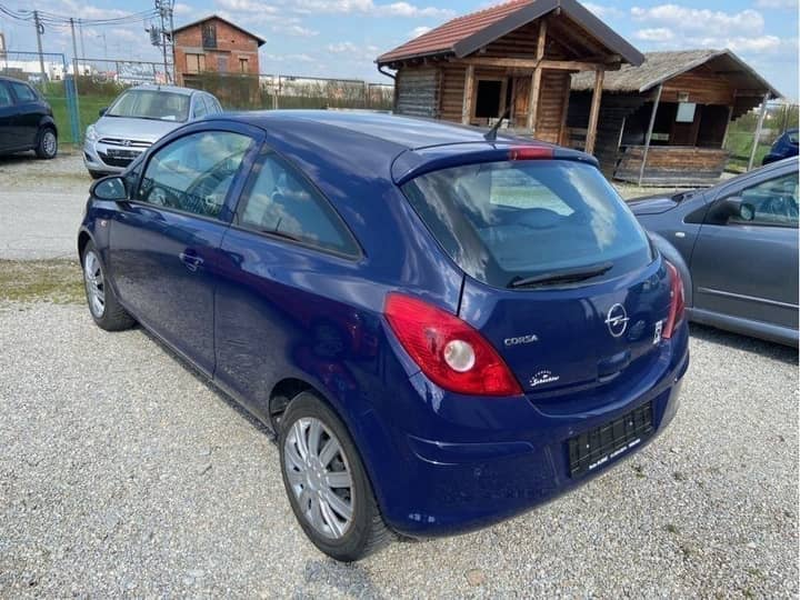 Slika prikazuje vanjski dio automobila (eksterijer) iz stražnjeg kuta.