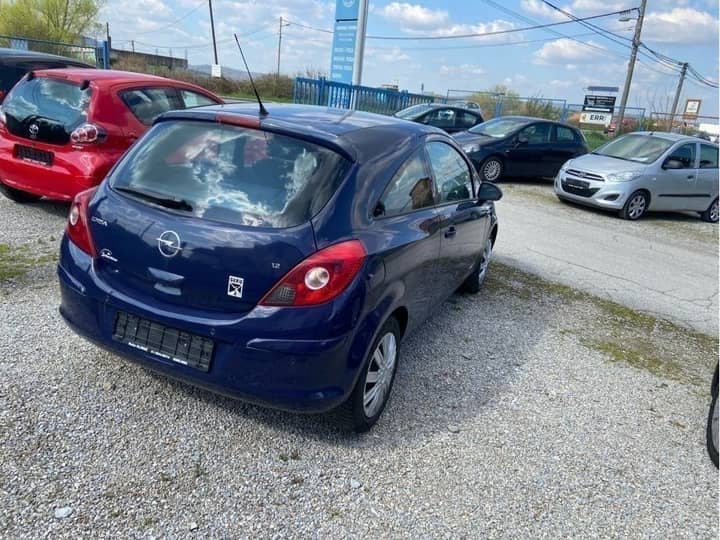 Slika prikazuje vanjštinu vozila (karoserija i kotači).