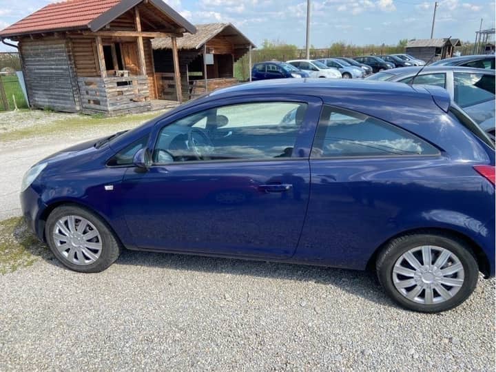 Slika prikazuje vanjski izgled vozila (karoserija i kotači).
