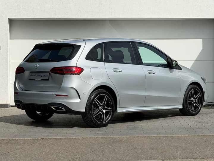 Slika prikazuje vanjštinu vozila (karoserija i kotači).