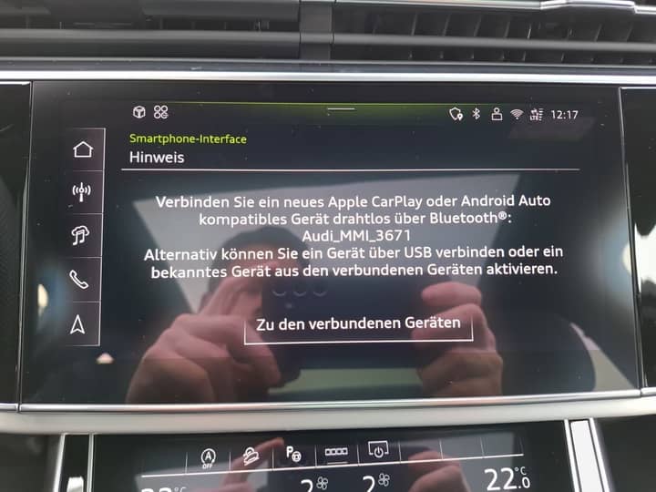 Slika prikazuje unutrašnjost vozila, centralni zaslon.