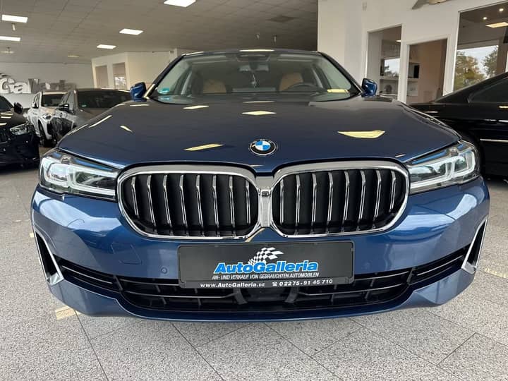 Slika prikazuje vanjski dio automobila – prednji pogled.